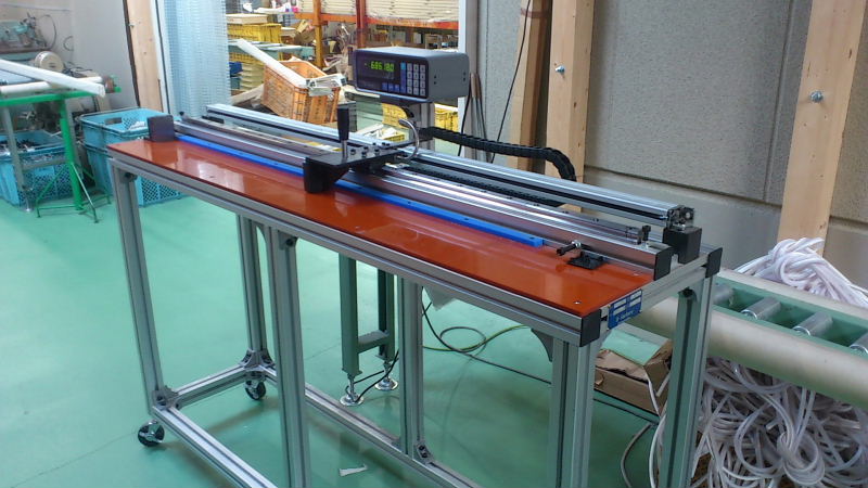 アルミ材長さ測定機 1200まで切断したアルミ材の長さ測定です。