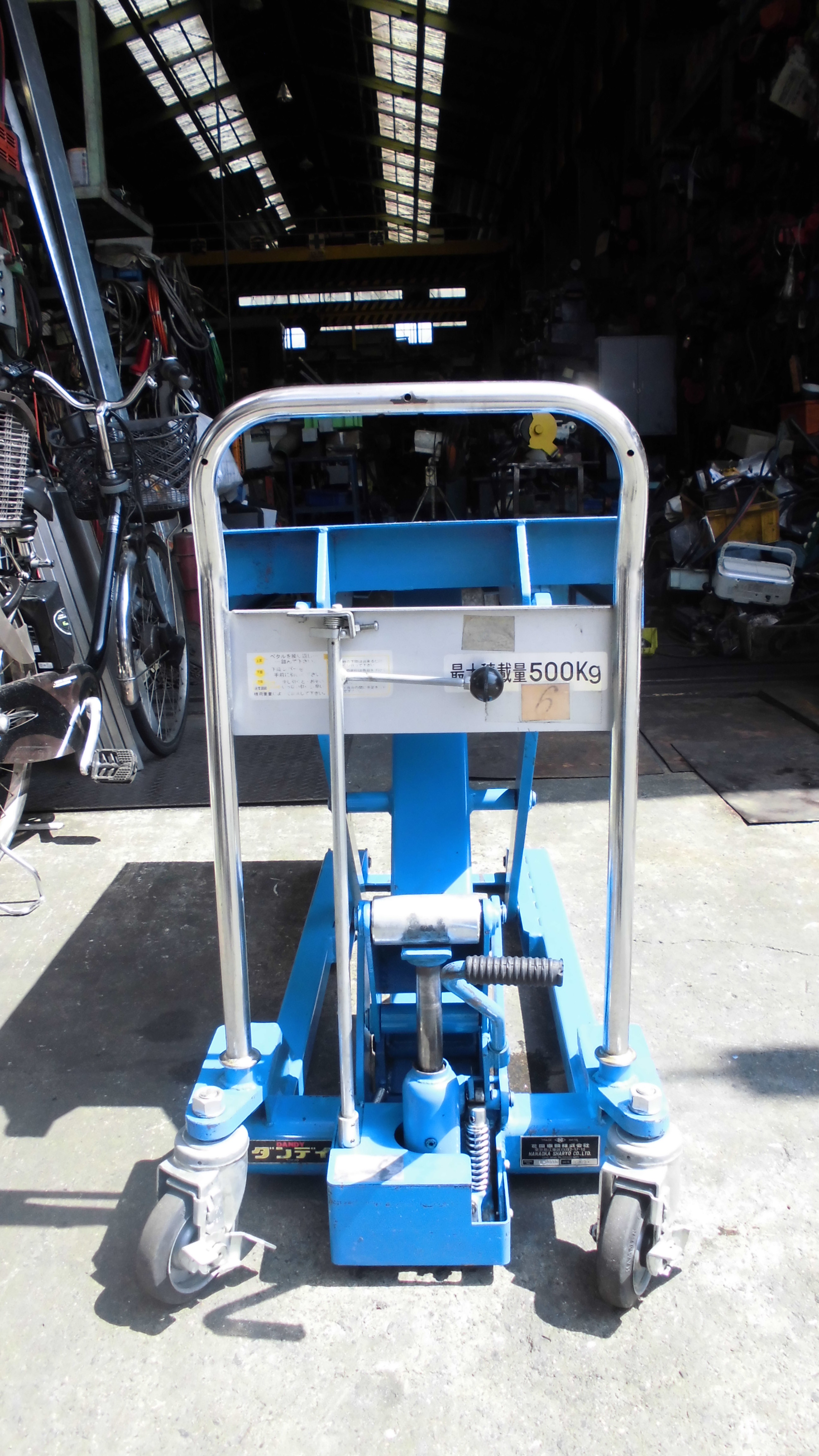 花岡車両株式会社 ハンドリフト
