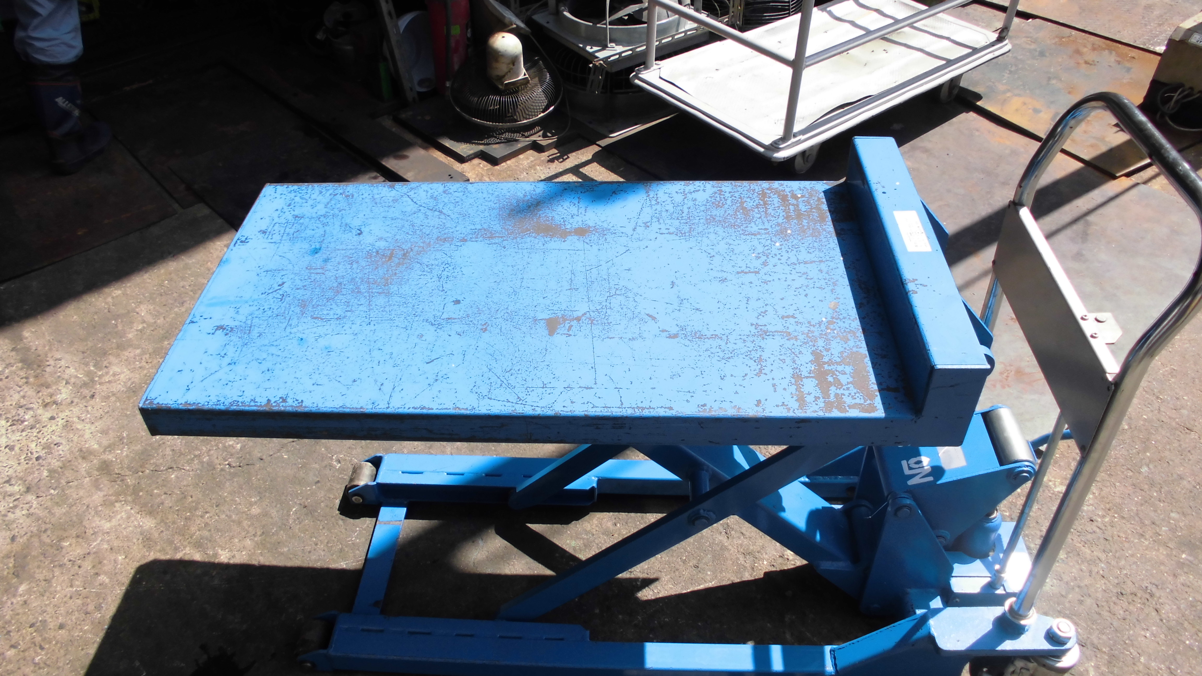 花岡車両株式会社 ハンドリフト