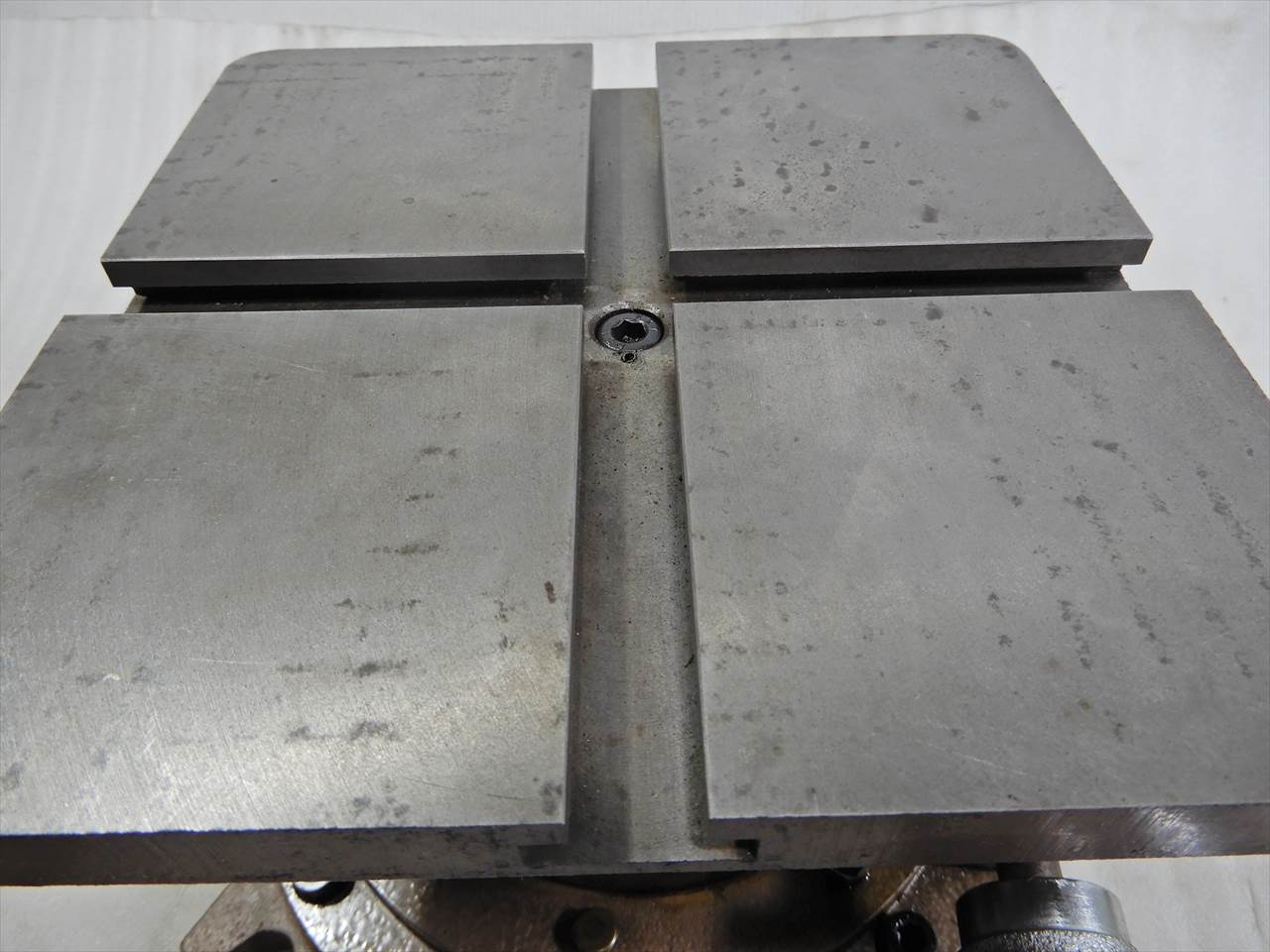 ロータリーテーブル 200角 Tスロ溝寸法PDF参照