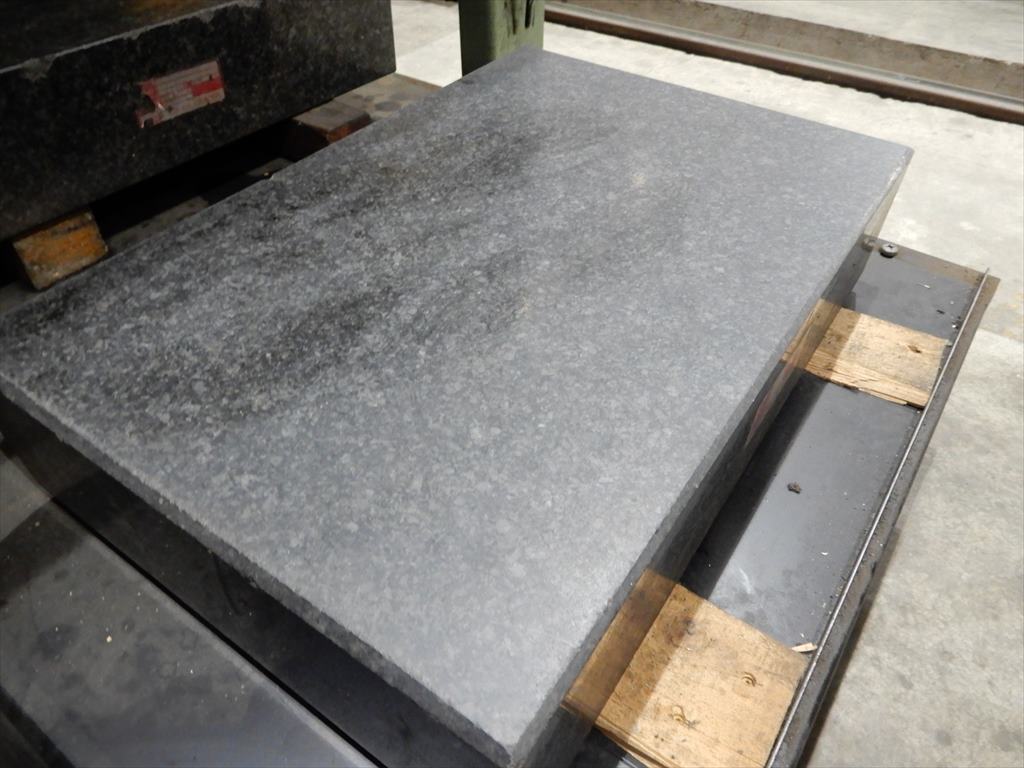 定盤　大きな石材 約1m62.5㎝×1m10㎝　高さ20㎝ 大西 石定盤 450×300×100mm 一部欠けあり | マシンライフ