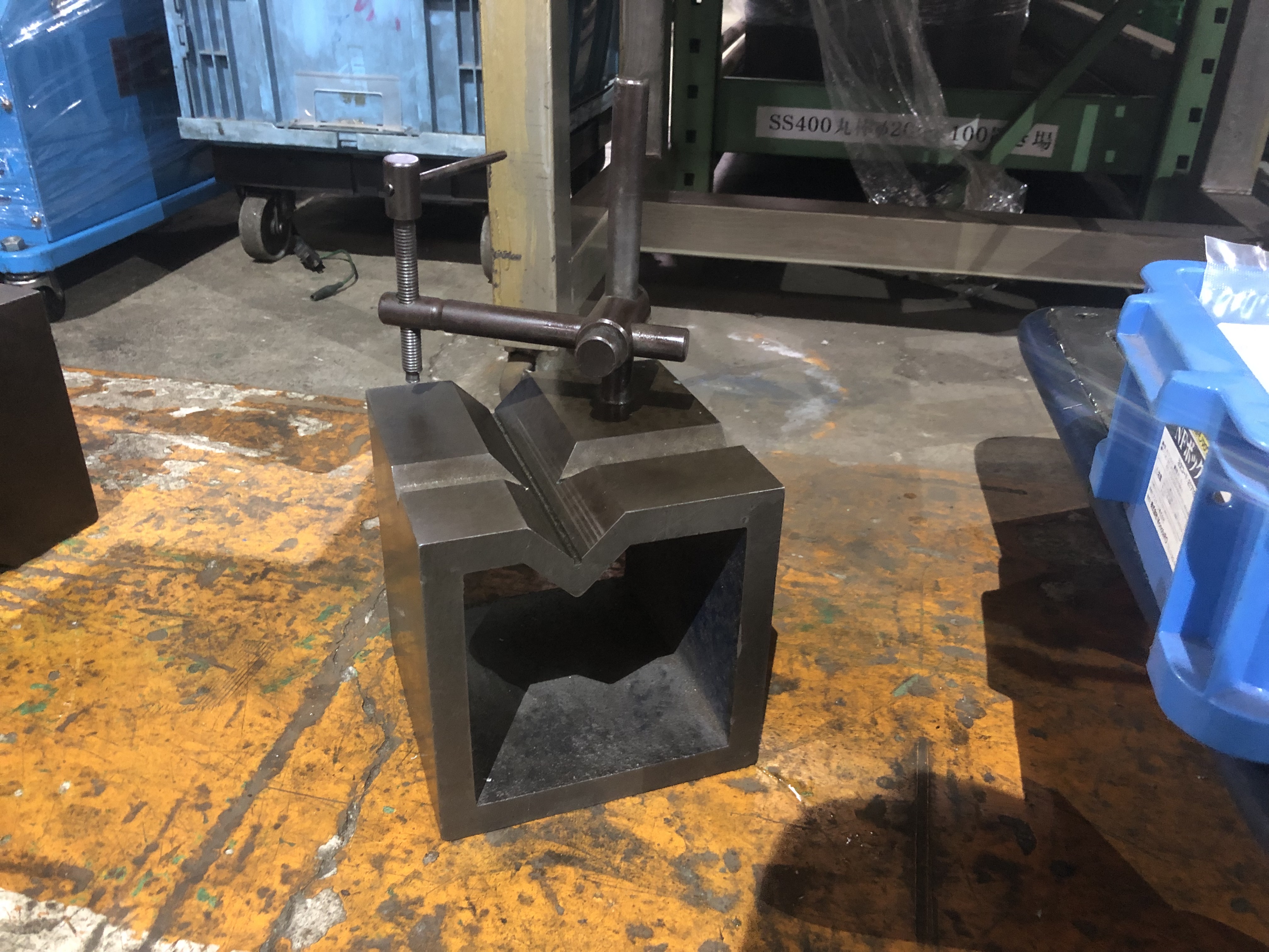 不明 V溝付桝型ブロック 150x150x150mm（V39/25）