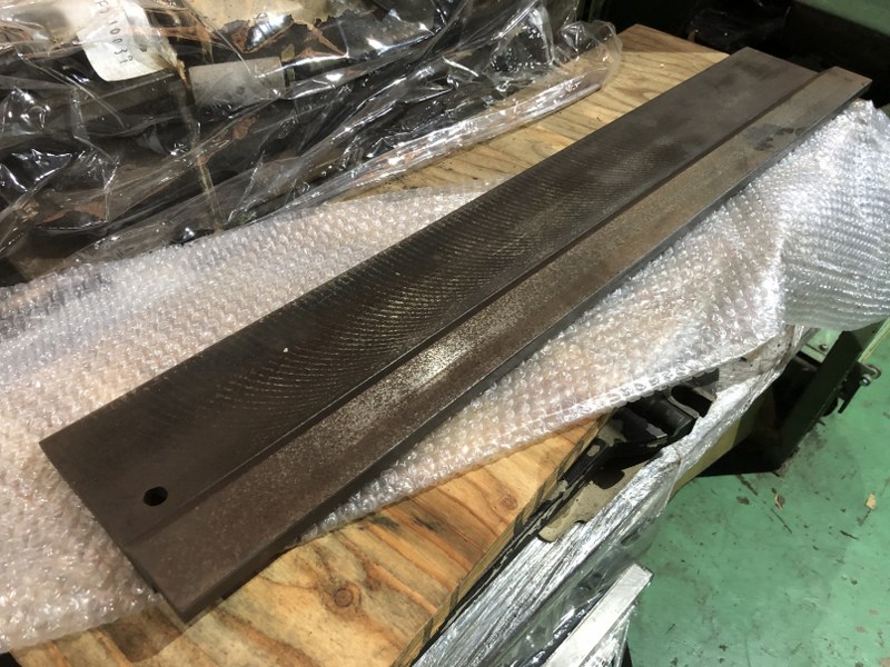 ベンダー金型(パンチ) Tタイプ直剣パンチ L835mm