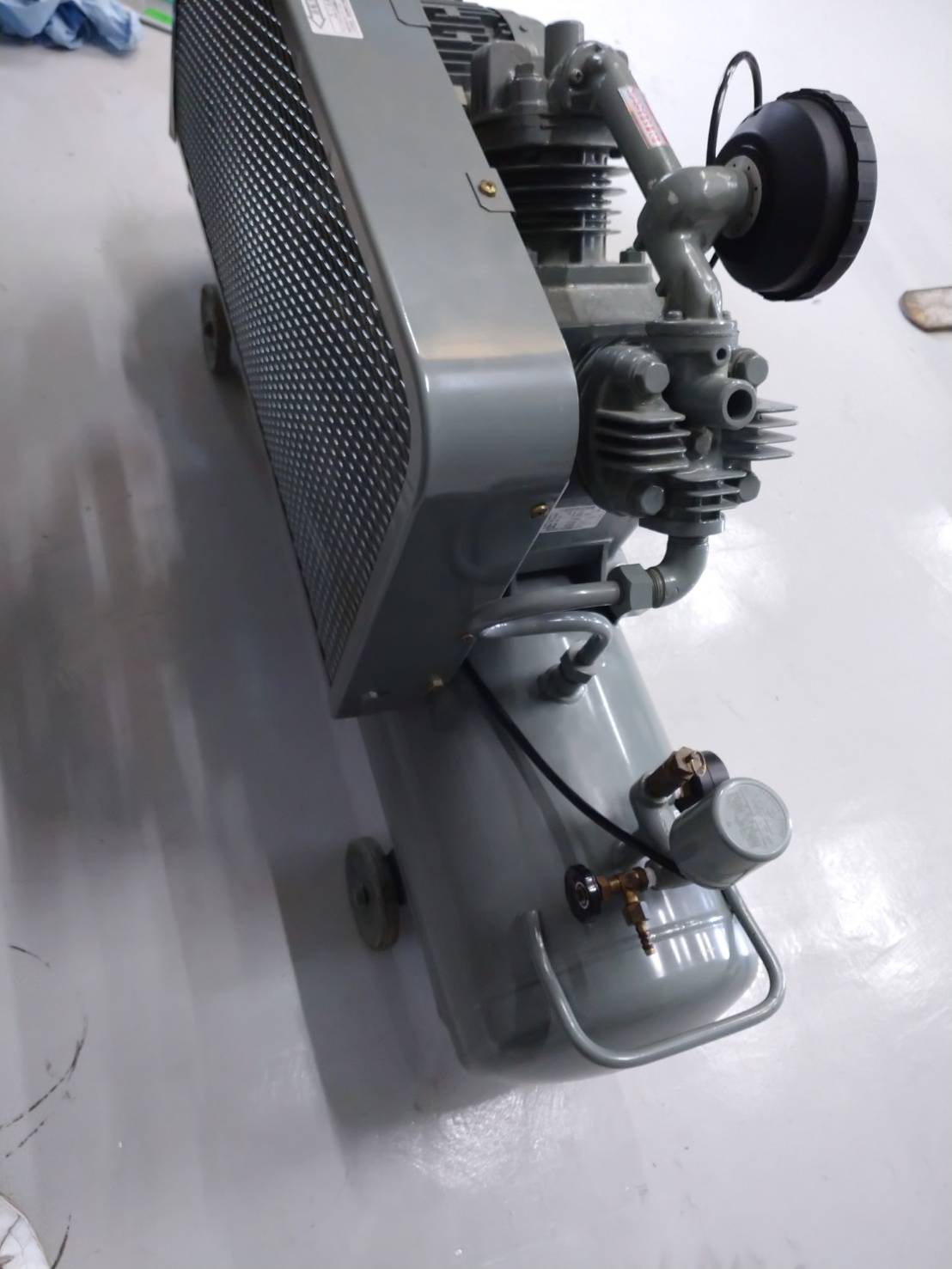 日立産機 2.2KWエアーコンプレッサー 2.2P-9.5VA6