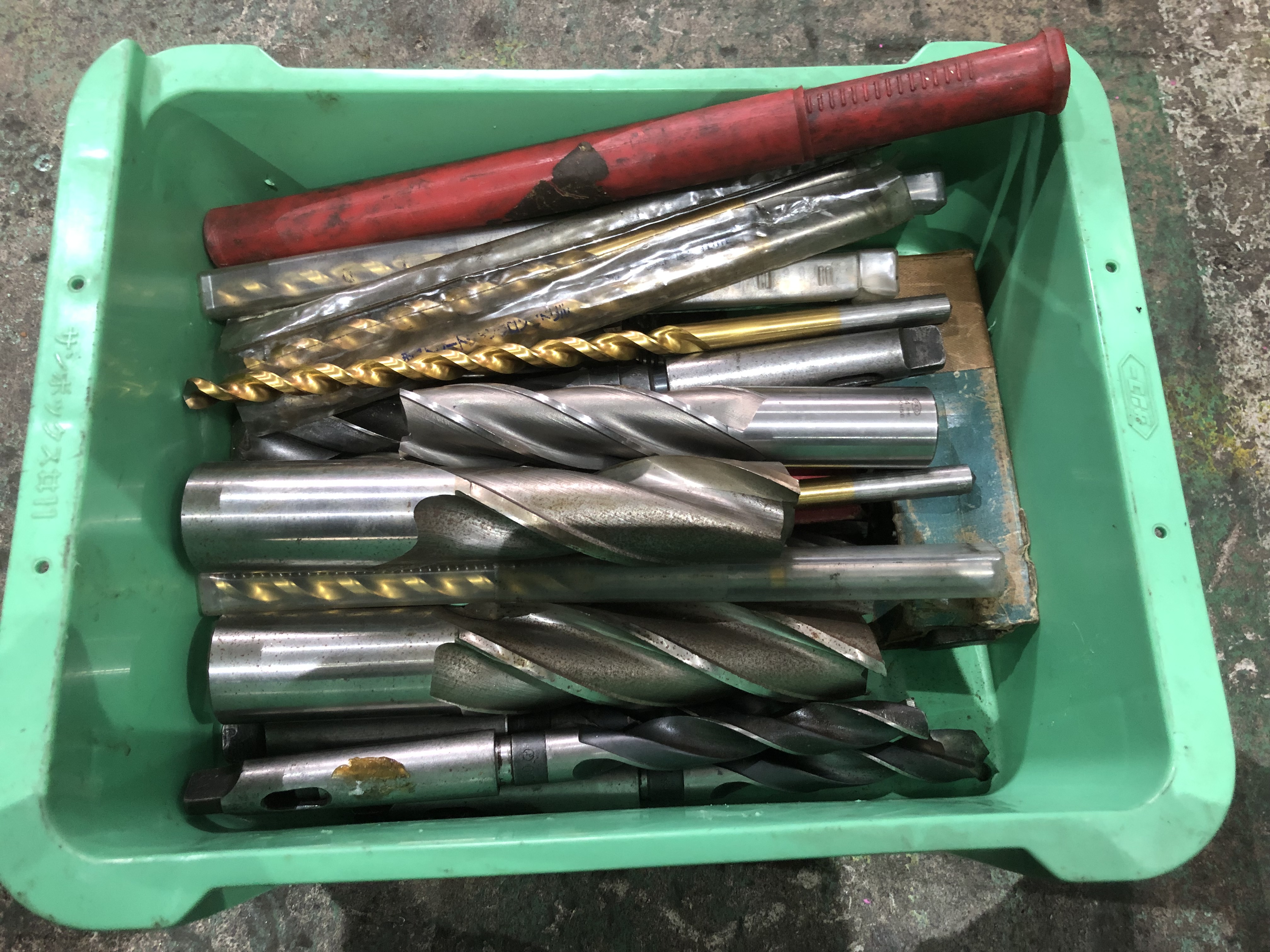 様々なメーカーやサイズがあります。 切削工具1山 様々なメーカーやサイズがあります。