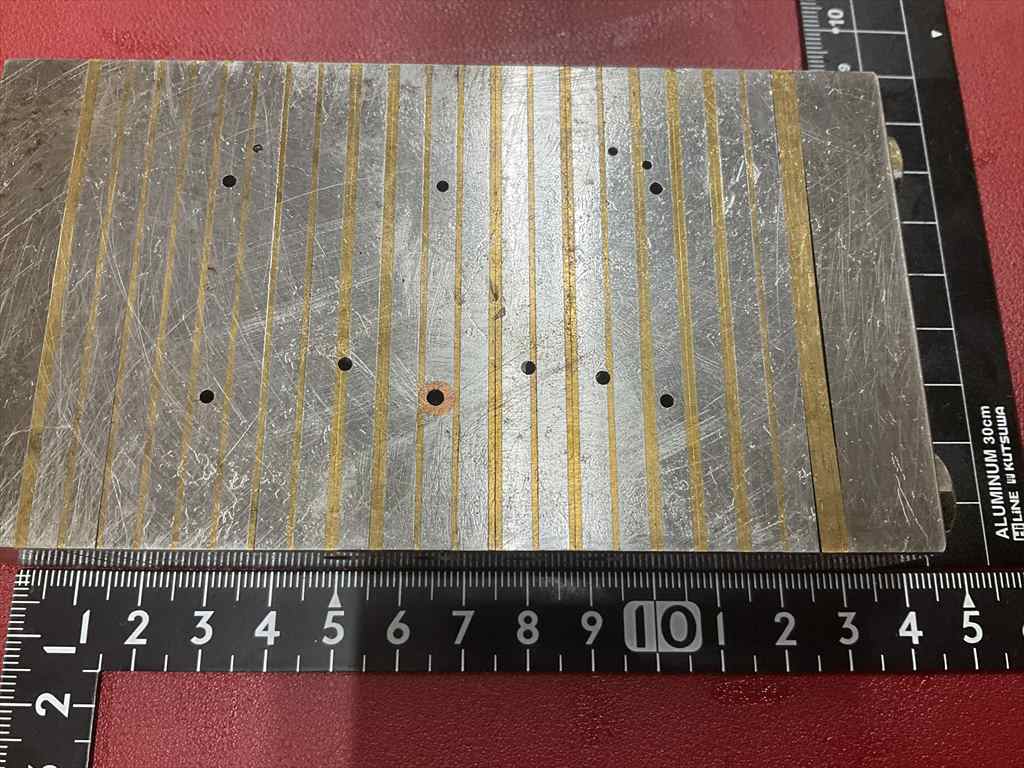 チャックブロック 133×73×28mm 数ケ所穴あり