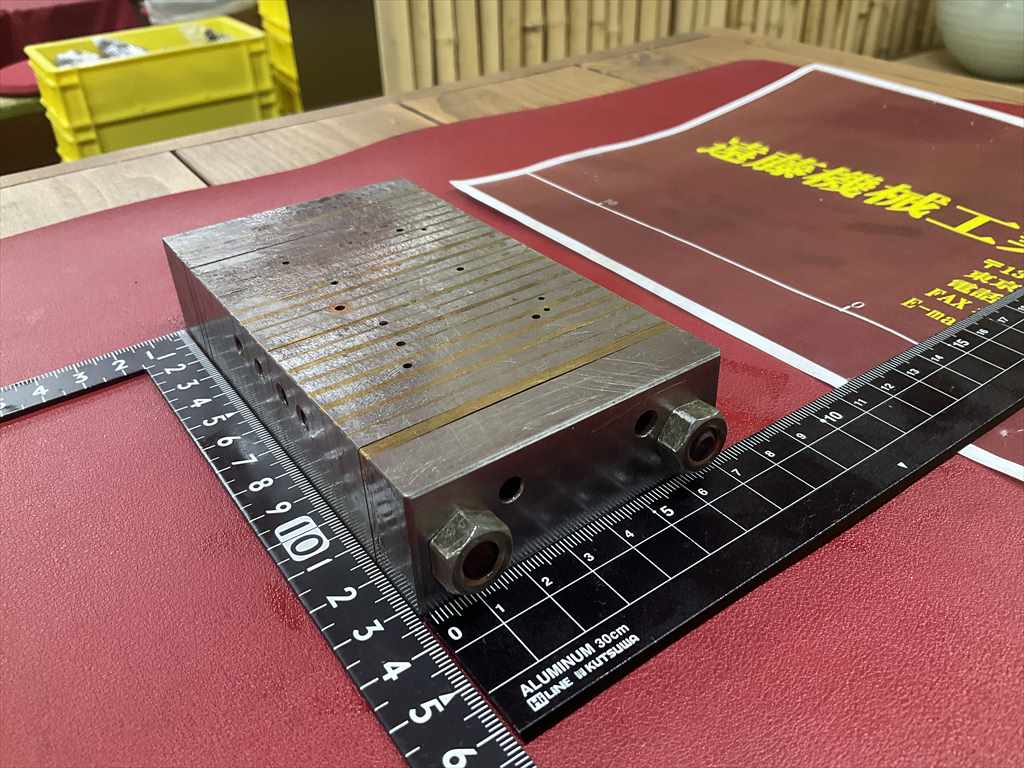 チャックブロック 133×73×28mm 数ケ所穴あり