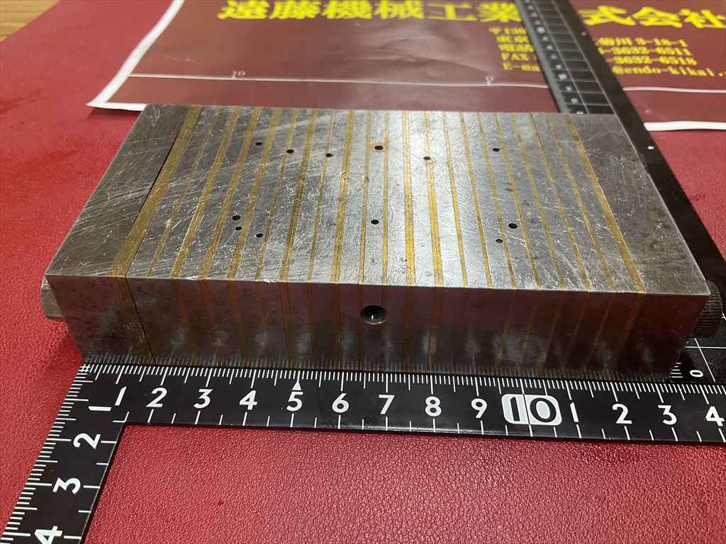 チャックブロック 133×73×28mm 数ケ所穴あり