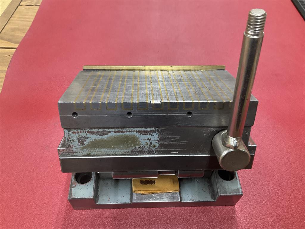 サインバー式永磁チャック 129×69×全高82mm　一部欠けあり