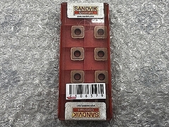 サンドビック チップ 新品 880-060406H-C-GR 1044