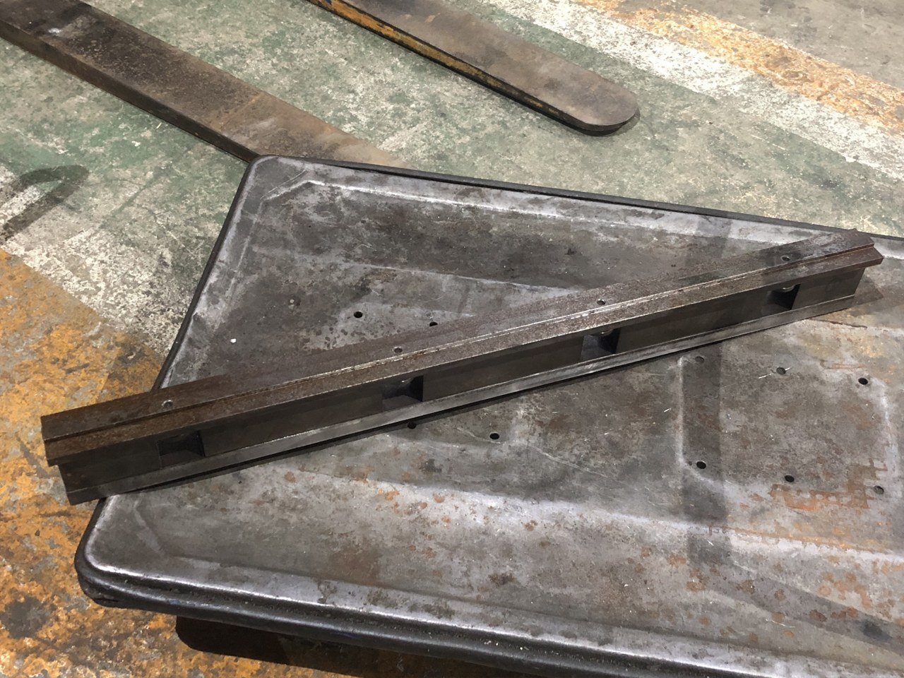 不明 ベンダー金型（ダイホルダー） L835