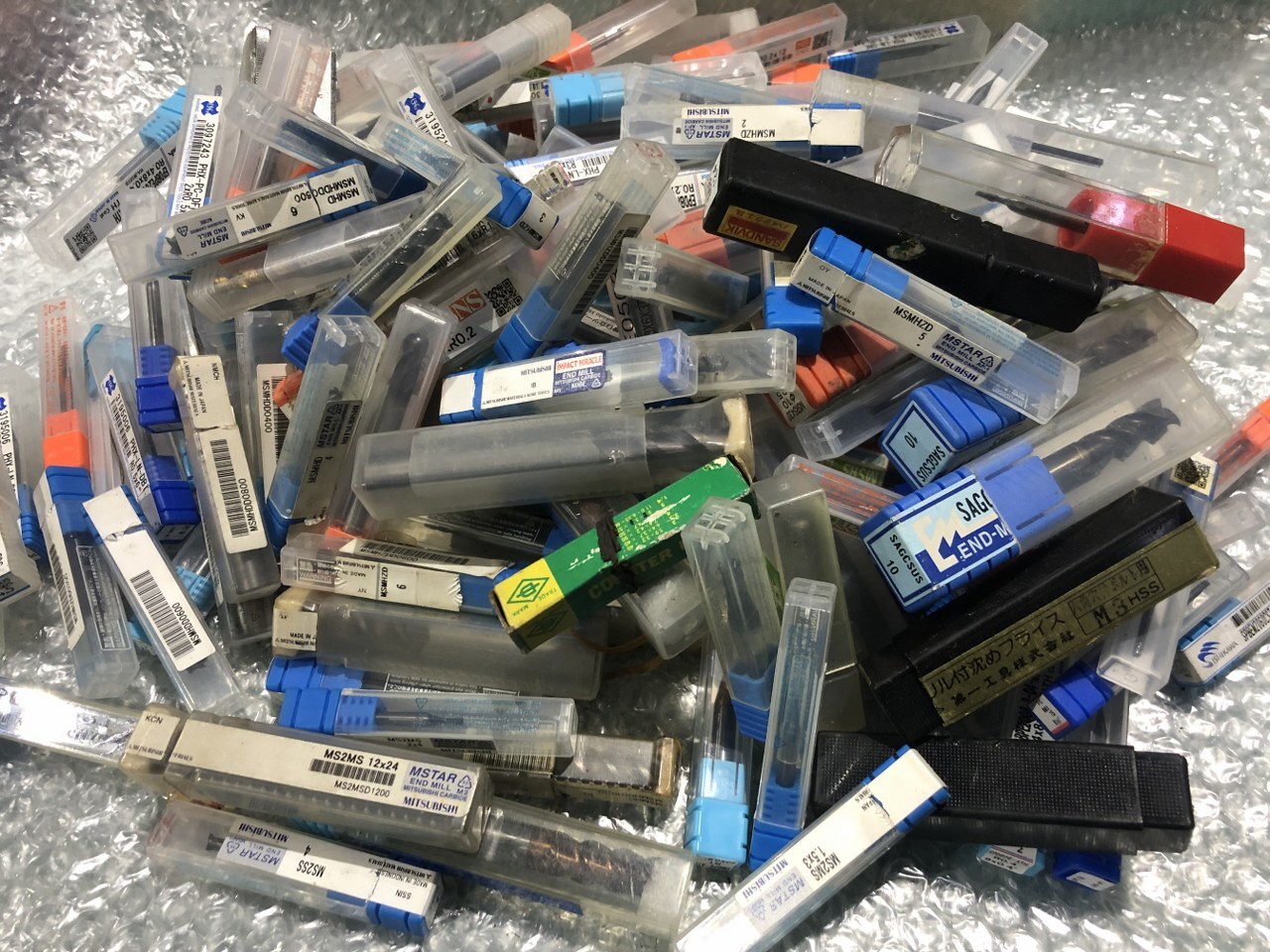 様々なメーカーやサイズがあります。 切削工具1山 様々な型式があります。