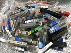 様々なメーカーやサイズがあります。 切削工具1山 様々な型式があります。