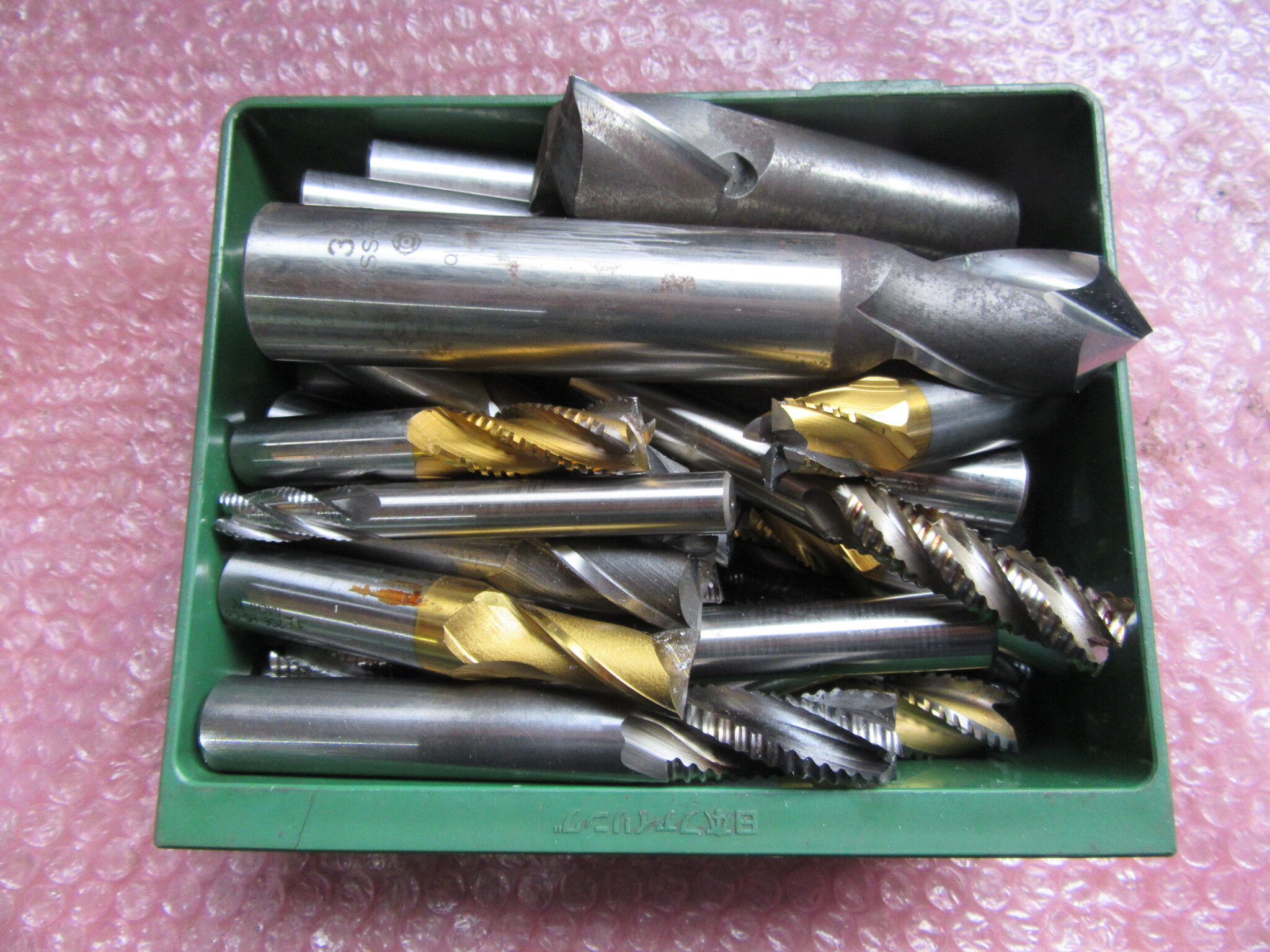 様々なメーカーやサイズがあります。 切削工具1山 様々なメーカーやサイズがあります。