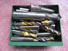 様々なメーカーやサイズがあります。 切削工具1山 様々なメーカーやサイズがあります。