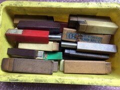 様々なメーカーやサイズがあります。 エンドミル1山 【エンドミル1山】様々なメーカーやサイズがあります。