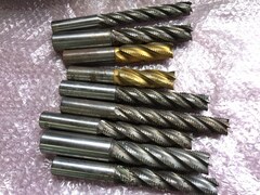 様々なメーカーやサイズがあります。 エンドミル1山 【エンドミル1山】様々なメーカーやサイズがあります。