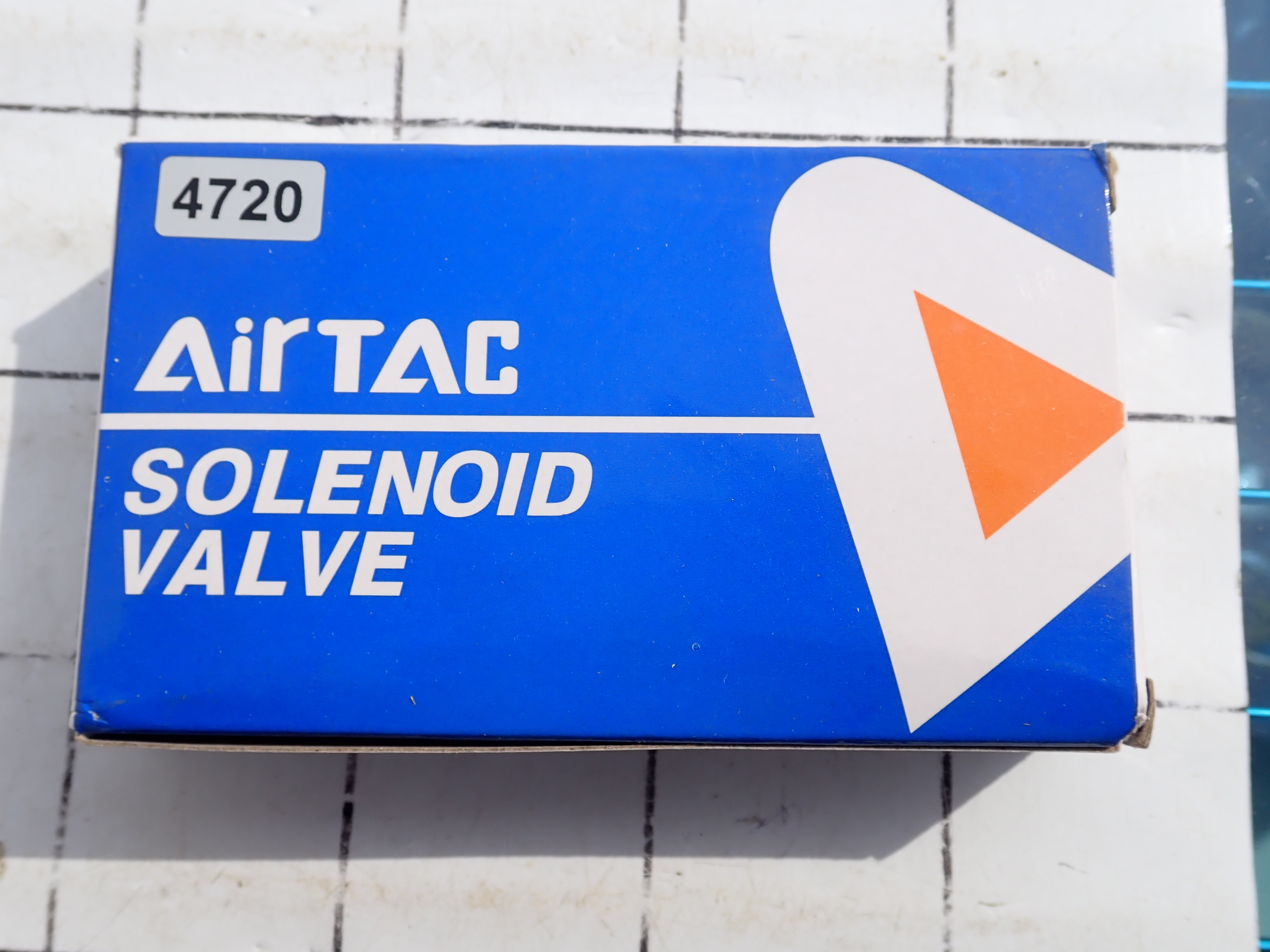 Air TAC製　 電磁弁(ソレノイドバルブ)　　3V210-08 　3V210-08