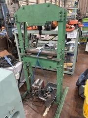 不明 門型油圧プレス