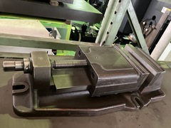 日研 マシンバイス 180