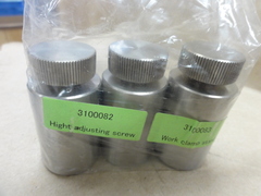 アジャストスクリュー