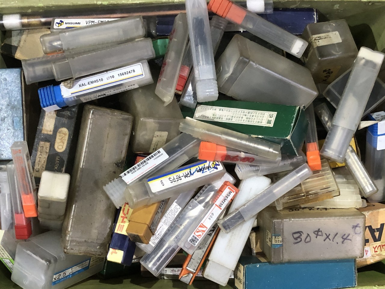 メーカー混在 切削工具1山 様々なメーカーやサイズがあります。
