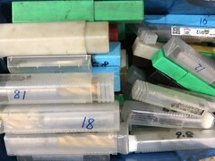 メーカー混在 切削工具1山 様々なメーカーやサイズがあります。