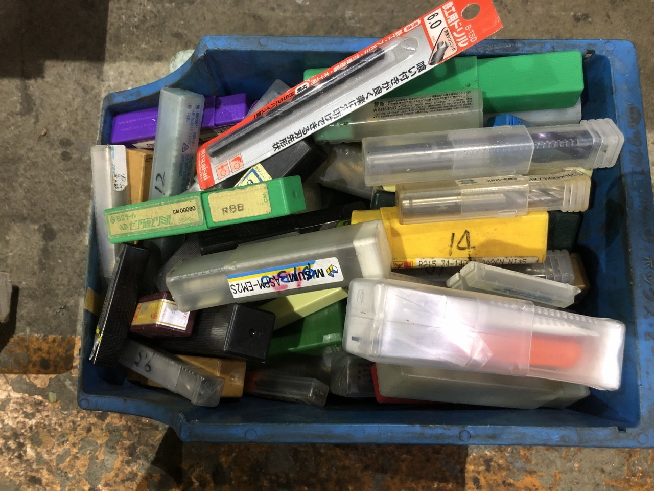 メーカー混在 切削工具1山 様々なメーカーやサイズがあります。