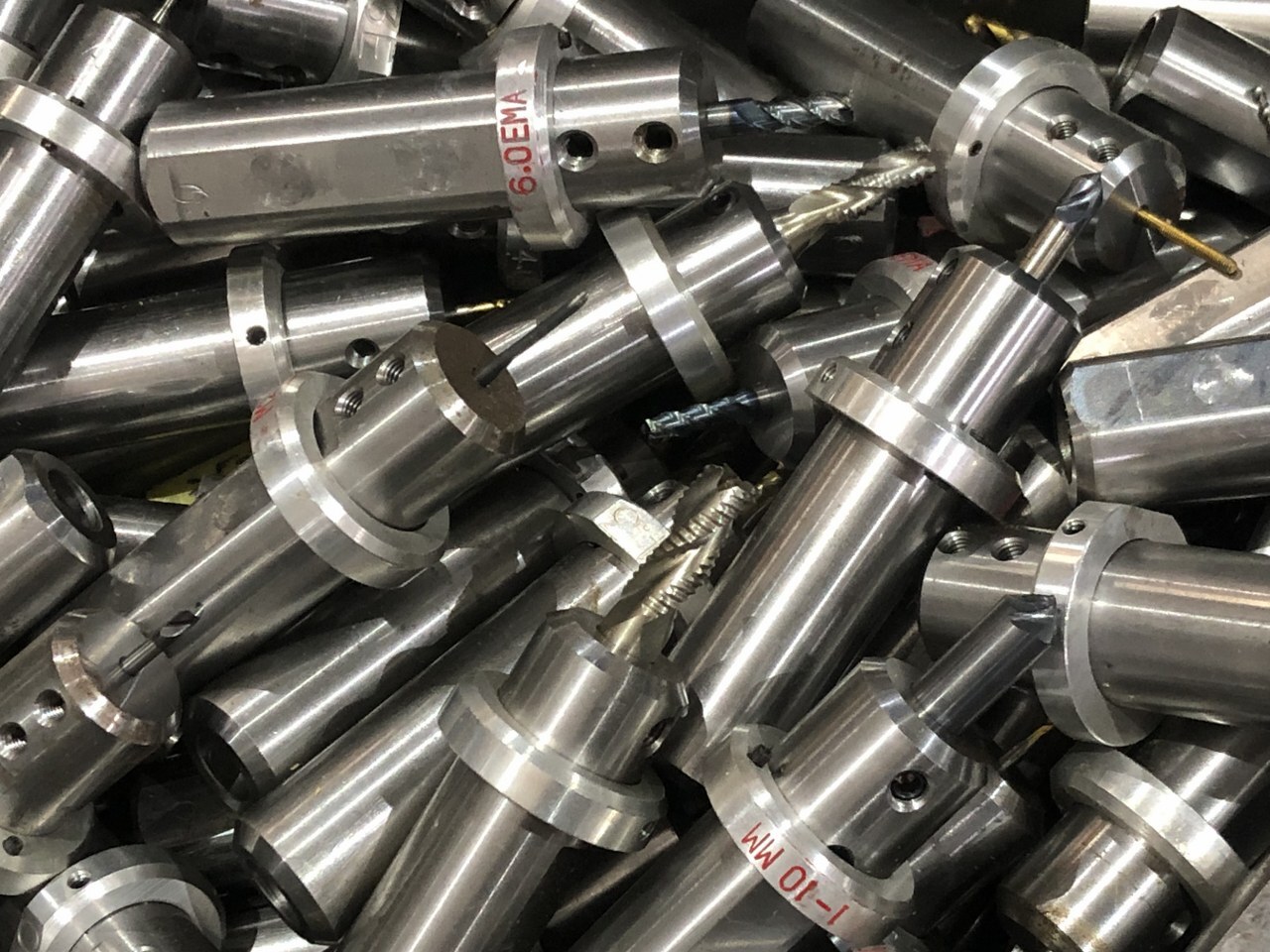 メーカー混在 切削工具のホルダー1山 様々なメーカーやサイズがあります。