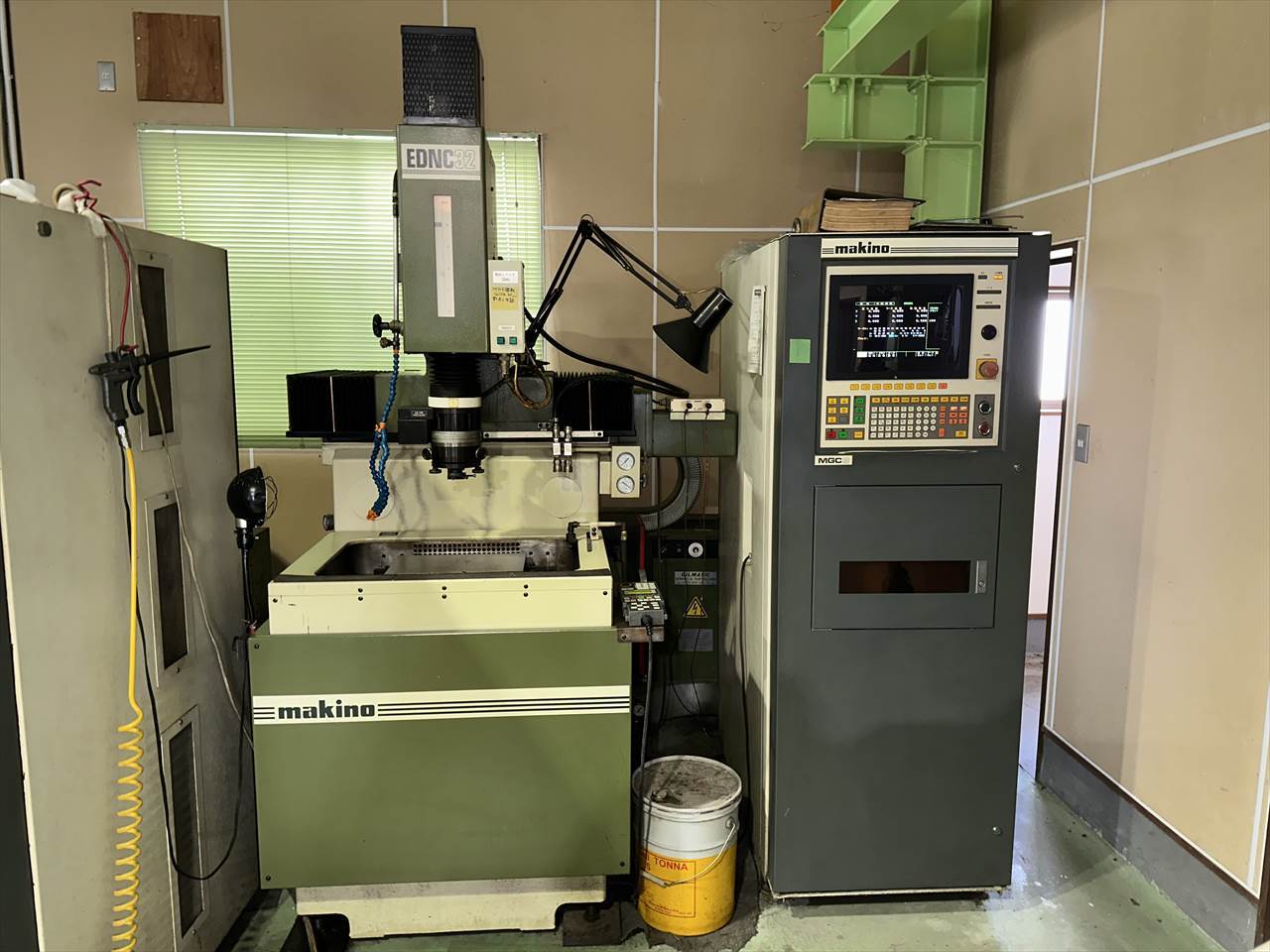 牧野フライス製作所 NC放電加工機（標準型） EDNC-32