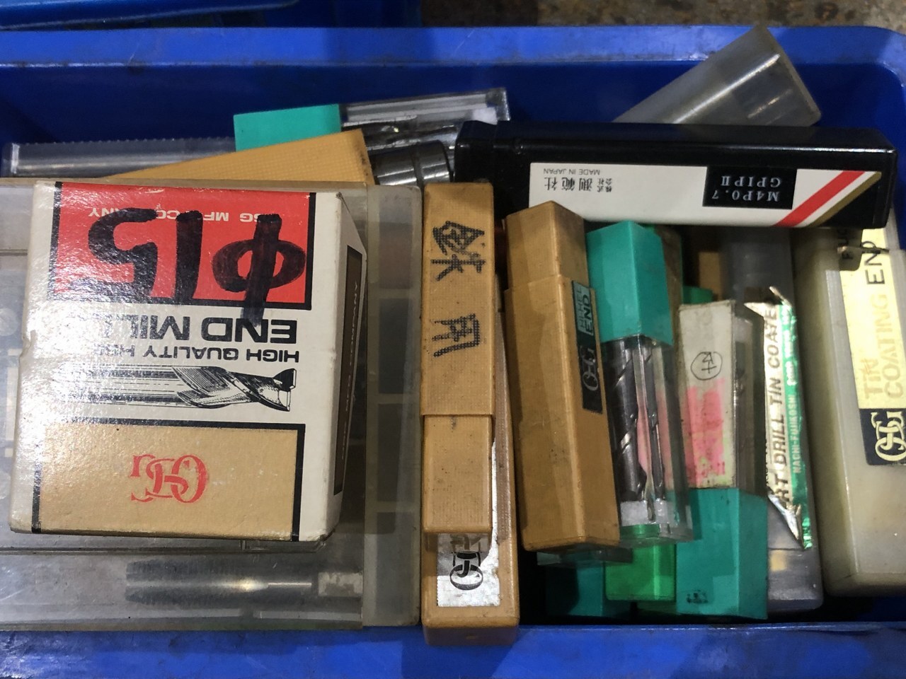 メーカー混在 切削工具1山 様々なメーカーやサイズがあります。