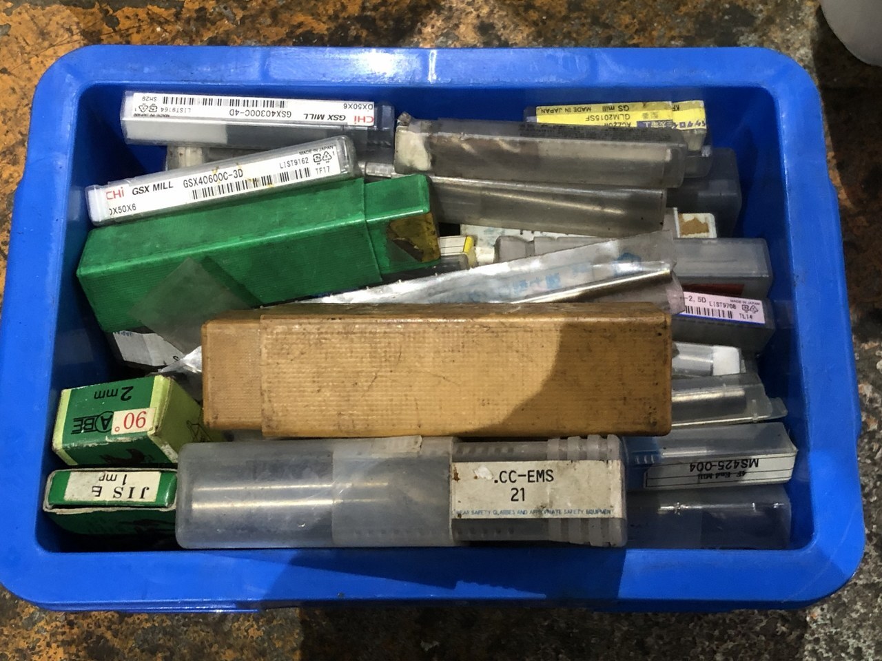 メーカー混在 切削工具1山 様々なメーカーやサイズがあります。