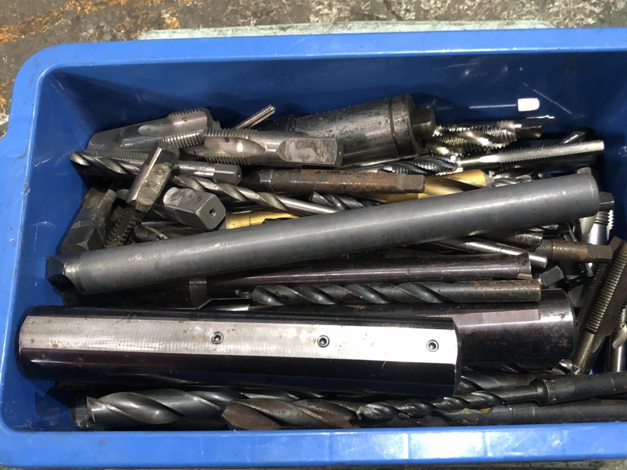 メーカー混在 切削工具1山 様々なメーカーやサイズがあります。