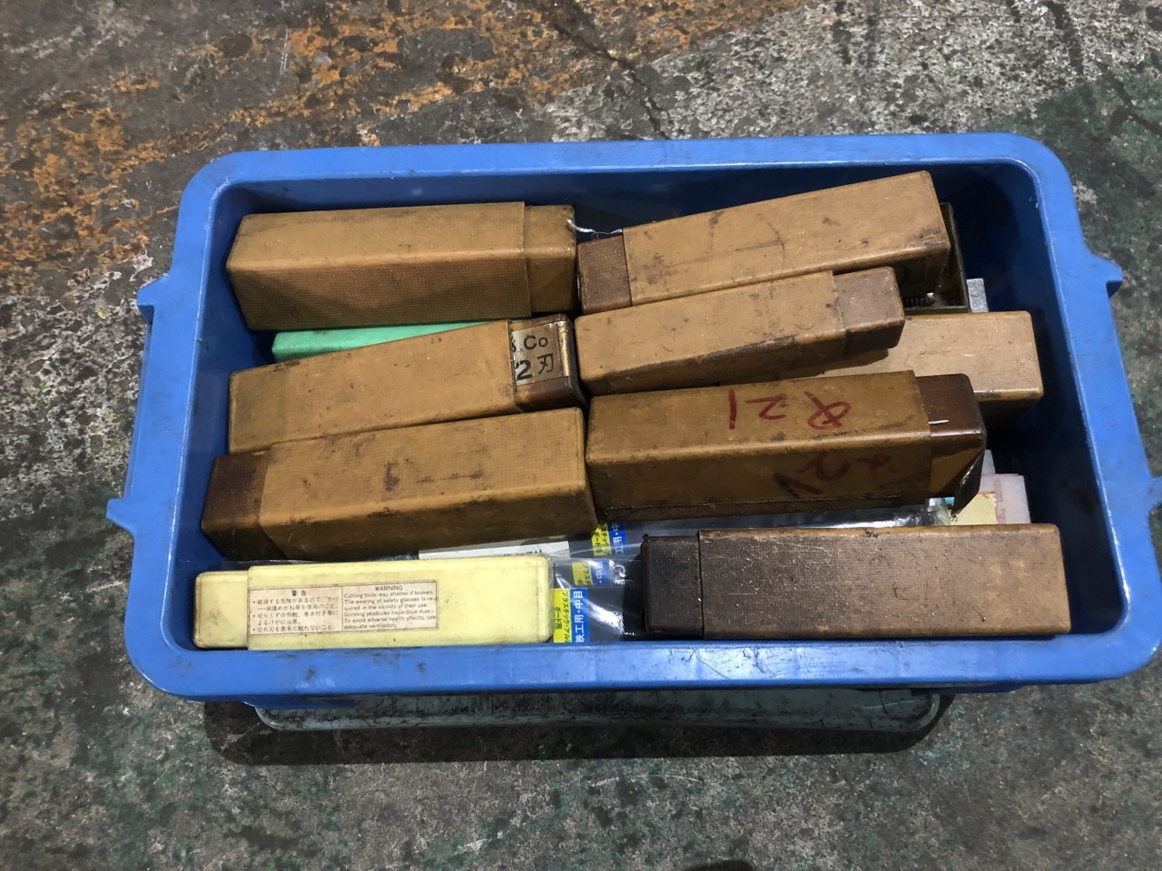 メーカー混在 切削工具1山 様々なメーカーやサイズがあります。