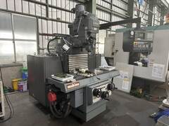 牧野フライス製作所 NC立フライス盤（ラム型） AVNC-74