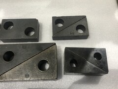取付クランプ