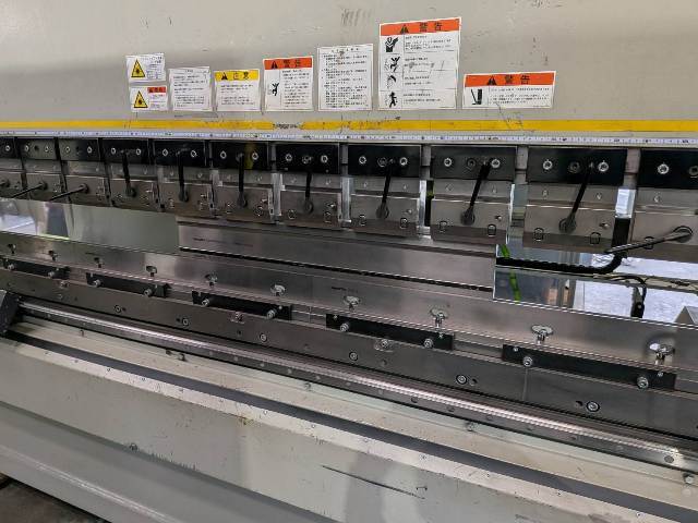 コマツ 液圧サーボプレスブレーキ PVS1353NET