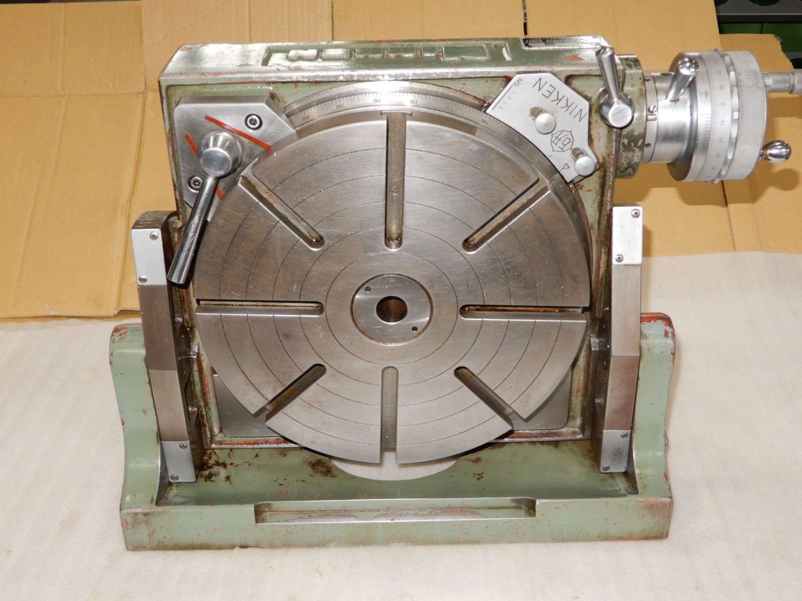 日研工作所 傾斜ﾛｰﾀﾘｰﾃｰﾌﾞﾙ NST-300