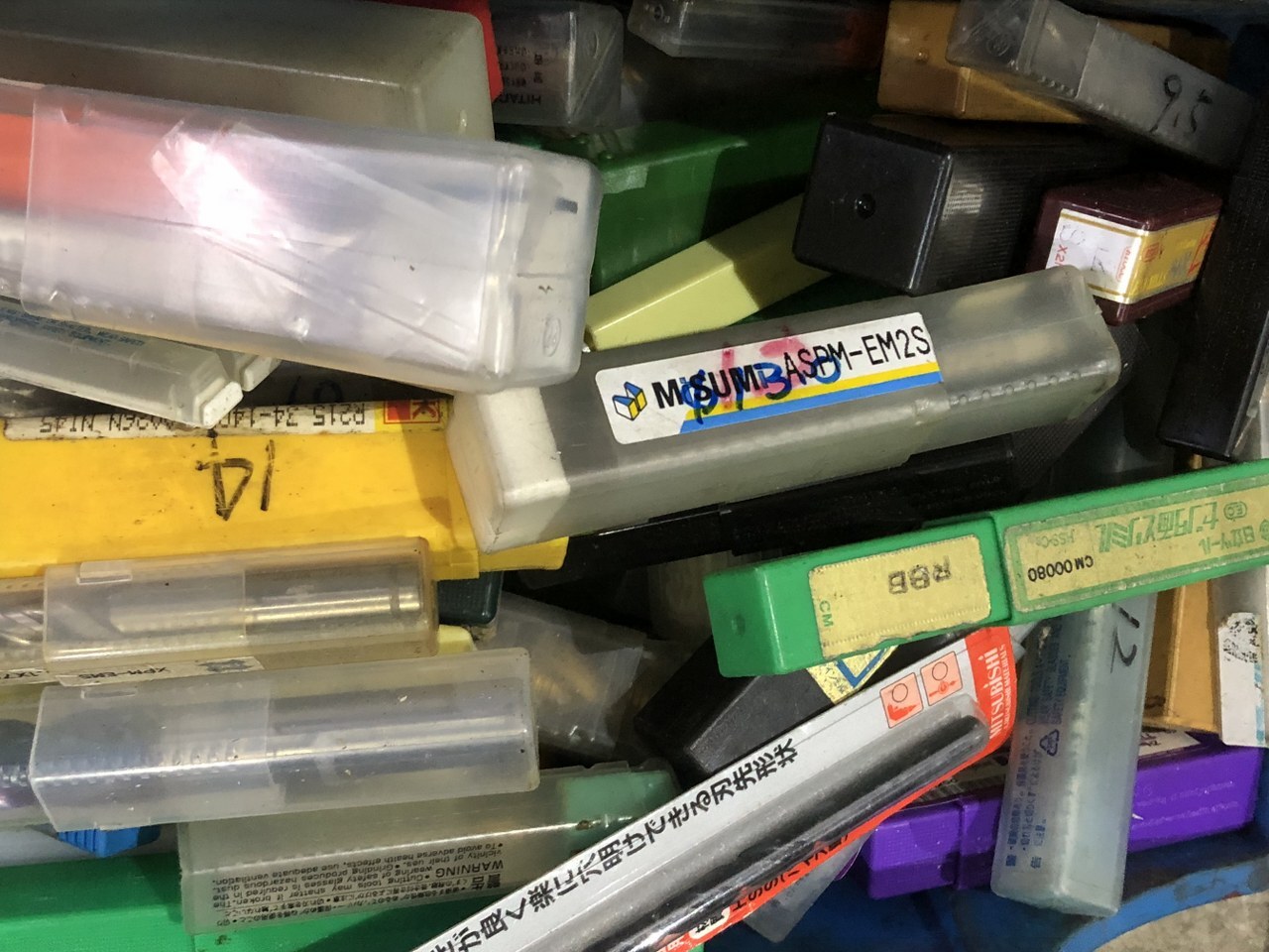 メーカー混在 切削工具1山 様々なメーカーやサイズがあります。
