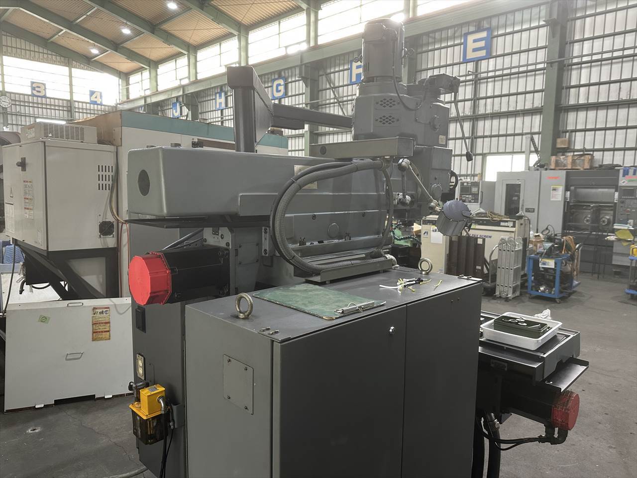 牧野フライス製作所 NC立フライス盤（ラム型） AVNC-74