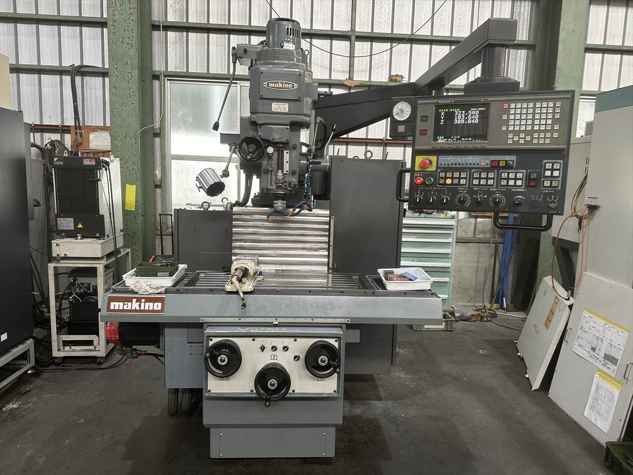 牧野フライス製作所 NC立フライス盤（ラム型） AVNC-74