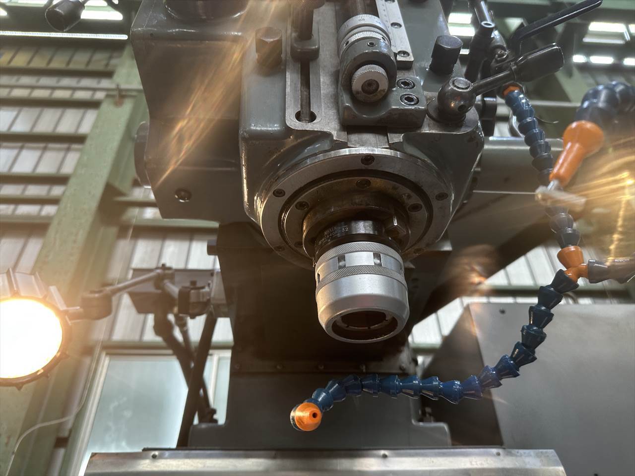 牧野フライス製作所 NC立フライス盤（ラム型） AVNC-74