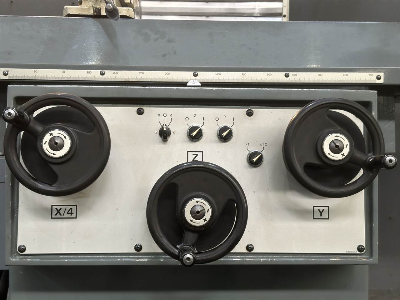 牧野フライス製作所 NC立フライス盤（ラム型） AVNC-74