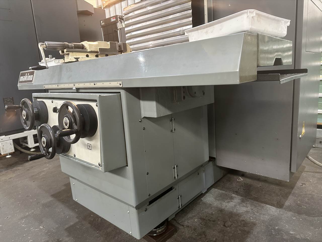 牧野フライス製作所 NC立フライス盤（ラム型） AVNC-74