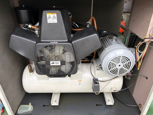 アネスト岩田 7.5kw(10馬力)レシプロパッケージコンプレッサー CLP75B-8.5D