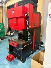 アマダ 万能油圧ブレーキ SPH-60