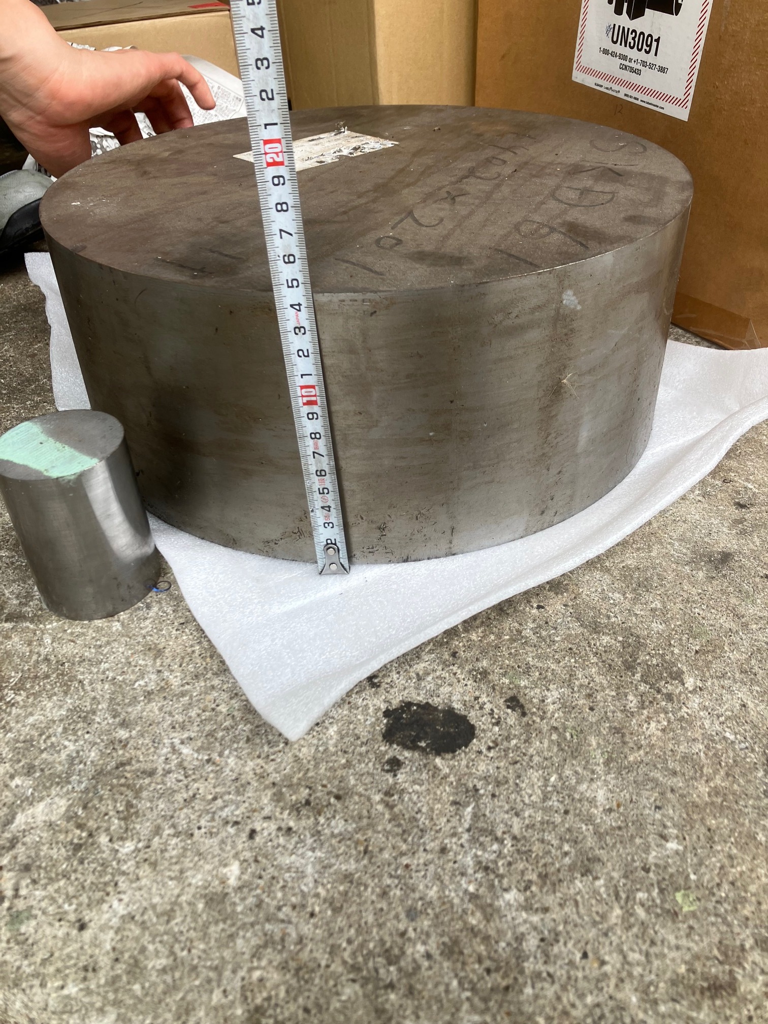 不明 材料（丸形ブロック） SKD61（ダイス鋼）