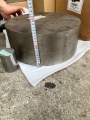 不明 材料（丸形ブロック） SKD61（ダイス鋼）