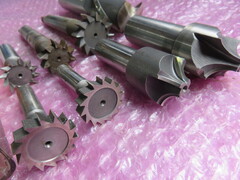 様々なメーカーやサイズがあります。 切削工具1山 様々なメーカーやサイズがあります。