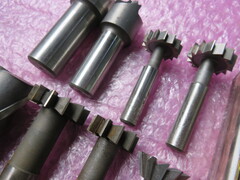様々なメーカーやサイズがあります。 切削工具1山 様々なメーカーやサイズがあります。